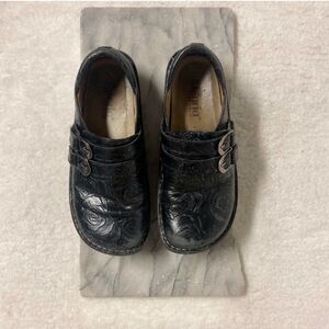 Alegria Buckle Clogs Black Rosette Print Size 6.5